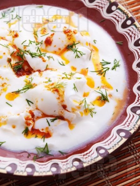 Яйца по панагюрски с кисело мляко на тиган - класическа традиционна рецепта - снимка на рецептата